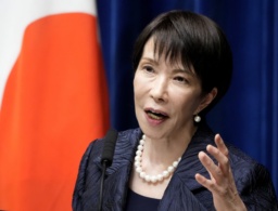 　任命式と認証式を終え、写真に納まる高市早苗首相（前列中央）と閣僚ら。憲政史上初となる女性首相による内閣が発足した＝２１日午後９時７分、宮殿・北車寄