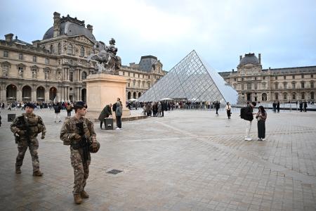 　ルーブル美術館とパトロールする兵士＝２０日、パリ（ＡＰ＝共同）