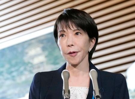 　新内閣発足から一夜明け、記者団の取材に応じる高市首相。「意思決定したら前に進んでいく。スピードを上げ国家、国民のため懸命に働く」と語った＝２２日午前、首相官邸