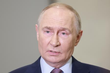 23日、モスクワで記者団の質問に答えるロシアのプーチン大統領(タス=共同)