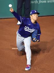 　ブルペンで投球するドジャース・山本＝トロント（共同）