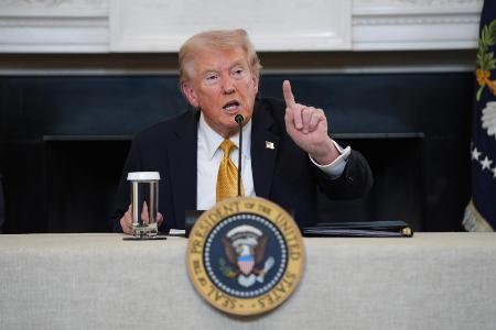 　ホワイトハウスで記者団の取材に応じるトランプ米大統領＝２３日、ワシントン（ＡＰ＝共同）