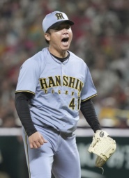　６回阪神１死三塁、佐藤輝が右中間に適時二塁打を放つ。投手有原、捕手海野＝みずほペイペイドーム