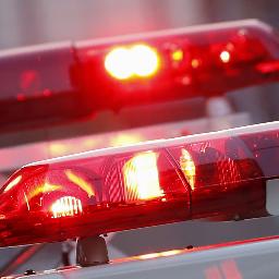 　火災のあった鳥取県南部町の養豚場＝７日午後１０時１８分