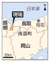 　火災のあった鳥取県南部町の養豚場＝７日午後１０時１８分