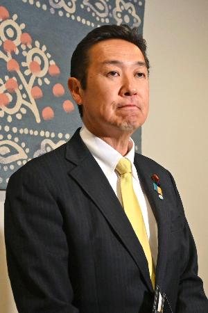 　元島民らとの懇談後、記者団の取材に応じる黄川田沖縄北方相＝８日午後、北海道根室市