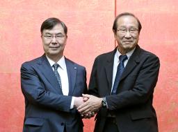 　記念写真に納まる、ノーベル生理学・医学賞に選ばれた坂口志文大阪大特任教授（左）と化学賞に選ばれた北川進京都大特別教授＝１０日午後、京都市左京区