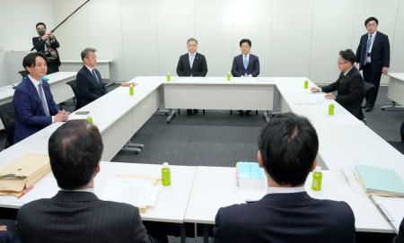 　国会内で開かれた衆院議員定数削減に向けた自民党と日本維新の会の初協議＝１２日午後