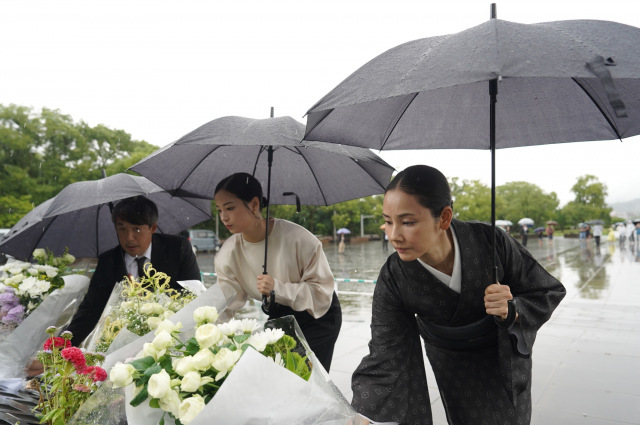 長崎・平和祈念像に献花した（左から）石川慶監督、広瀬すず、吉田羊 （C）2025 A Pale View of Hills Film Partners