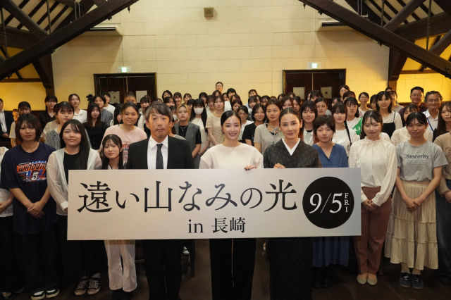 長崎・平和祈念像に献花した（左から）石川慶監督、広瀬すず、吉田羊 （C）2025 A Pale View of Hills Film Partners
