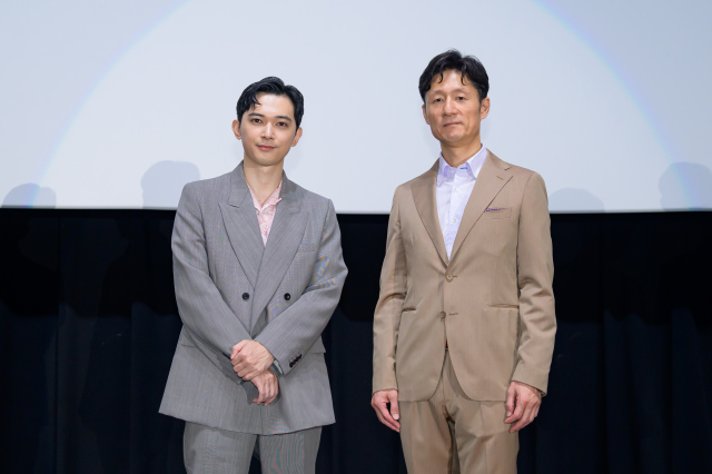 「映画『国宝』特大ヒット記念舞台挨拶in大阪」に登場した（左から）吉沢亮、李相日監督
