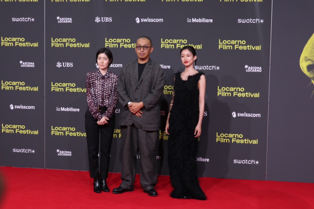 スイス「第78回ロカルノ国際映画祭」で最高賞・金豹賞を受賞した映画『旅と日々』（左から）シム・ウンギョン、三宅唱監督、河合優実　Copyright: Locarno Film Festival / Ti-Press