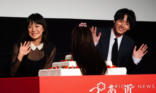 サプライズに仰天した（左から）菅野美穂、赤楚衛二 （C）ORICON NewS inc.