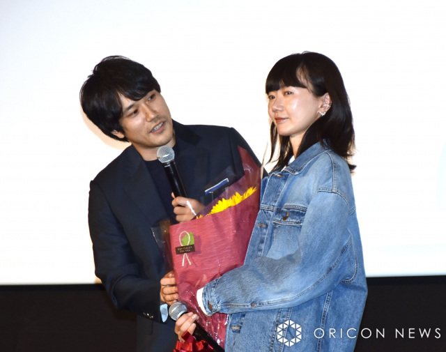 懐かしの告白シーンを再現した（左から）松山ケンイチ、ペ・ドゥナ （C）ORICON NewS inc.