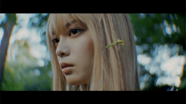平手友梨奈、新曲「I’m human」MVを公開　“集団心理の恐怖”を描く作品＆金髪姿も披露