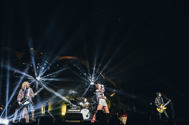 『THE YELLOW MONKEY TOUR 2024/25 ～Sparkleの惑星X～』FINAL BLOCK最終公演より　Photo：横山マサト