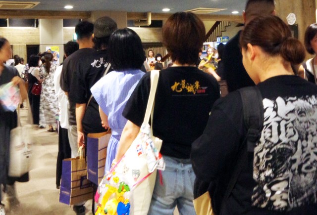 ”九龍城寨”のTシャツを着用しサイン本を求める”寨民”たち。8月上旬、著者トークイベントにて。（C）oricon ME inc.