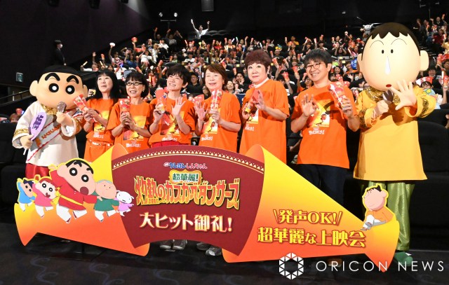 『映画クレヨンしんちゃん 超華麗！灼熱のカスカベダンサーズ』舞台あいさつに登場した（左から）しんのすけ、真柴摩利、林玉緒、小林由美子、佐藤智恵、橋本昌和監督、ボーちゃん （C）ORICON NewS inc.