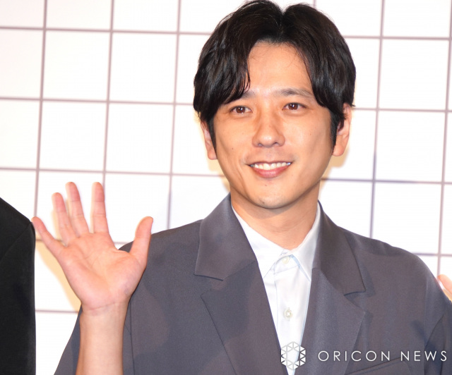 カンヌの大舞台でも投げキスをした二宮和也 （C）ORICON NewS inc.