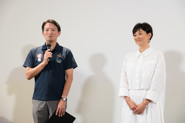 大阪・関西万博で映画『種まく旅人～醪のささやき～』舞台あいさつ（左から）斎藤元彦知事、菊川怜