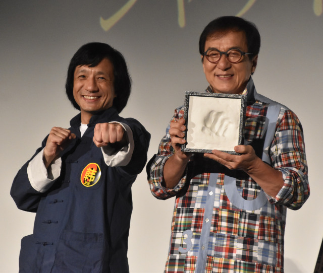 映画『ベスト・キッド：レジェンズ』舞台あいさつに参加した（左から）ジャッキーちゃん、ジャッキー・チェン （C）ORICON NewS inc.