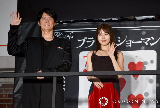 新宿駅に突如現れた（左から）福山雅治、有村架純 （C）ORICON NewS inc.