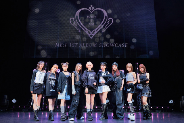 1ST ALBUM『WHO I AM』リリース記念SHOWCASEに登場した（左から）KOKONA、AYANE、KEIKO、MIU、SUZU、RINON、MOMONA、SHIZUKU、TSUZUMI（C）LAPONE GIRLS