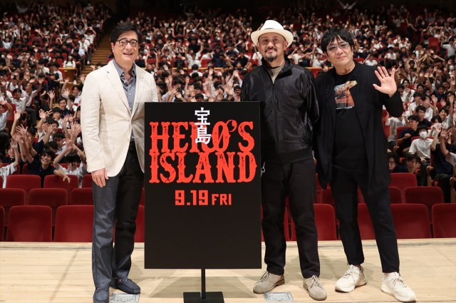 高輪学園創立140周年記念・映画『宝島』全校上映会トークイベントに登壇した（左から）ジョン・カビラ、真藤順丈（原作者）、大友啓史（監督）