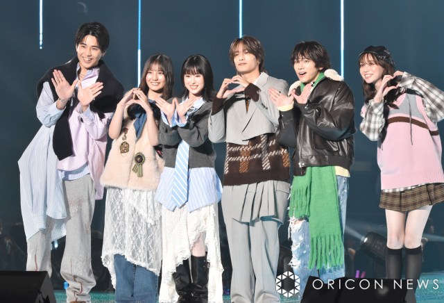 『第41回 マイナビ 東京ガールズコレクション 2025 AUTUMN／WINTER』に出演した（左から）中沢元紀、小坂菜緒、福本莉子、高橋恭平、山下幸輝、田鍋梨々花 （C）ORICON NewS inc.