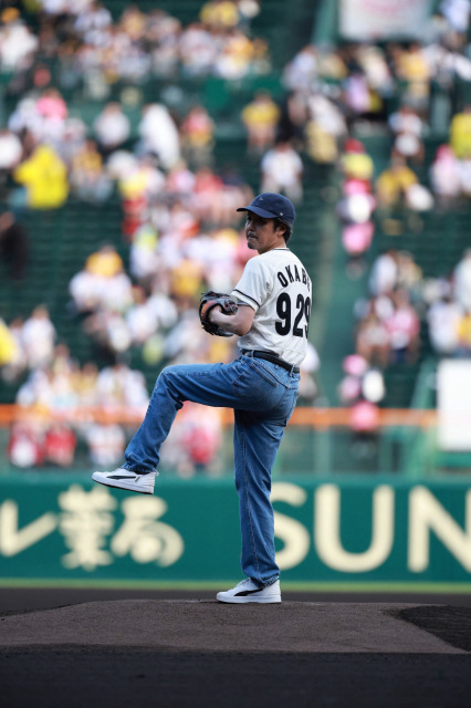 阪神甲子園球場でファーストピッチを務めた岡部たかし （C）NHK