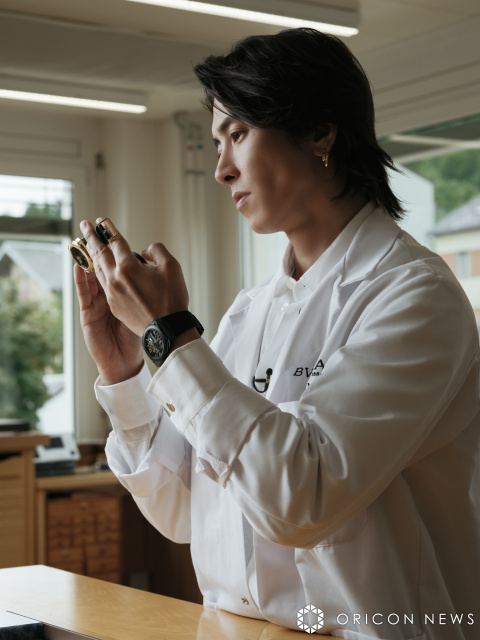 ブルガリの時計工房を訪問した山下智久