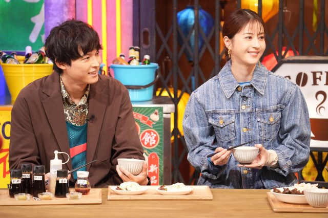 29日放送『情熱ナイトフィーバー』でMCを務める（左から）松村北斗、松本若菜 （C）日本テレビ