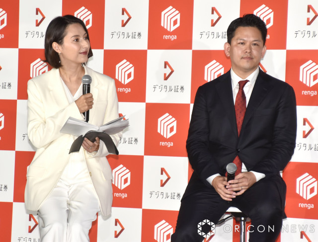 夫婦初公演を果たした（左から）加藤シルビア、山本浩平氏 （C）ORICON NewS inc.
