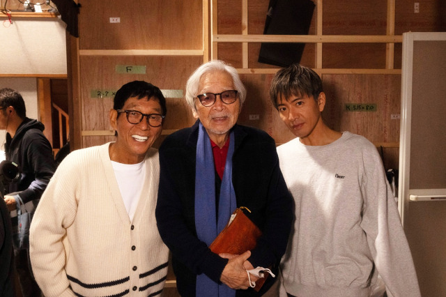 『TOKYOタクシー』メイキング写真（左から）明石家さんま、山田洋次監督、木村拓哉（C）2025映画「TOKYOタクシー」製作委員会