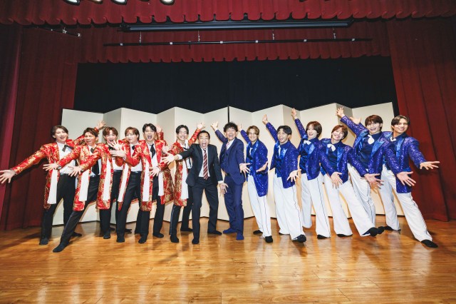 漫才協会主催「漫才大行進」に登壇した(左から)寺田真二郎、山本佳志、向山毅、塩田将己、青山隼、井筒雄太、塙宣之、土屋伸之、渡辺真、橋爪健二、小野寺翼、松岡卓弥、鈴木渉、柳田優樹