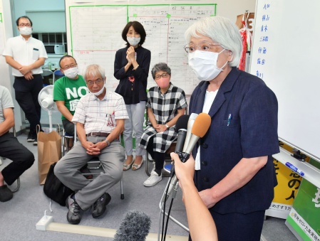 敗戦の弁を述べる横山富美子さん＝７月１２日午後１０時１１分、鹿児島市荒田１丁目