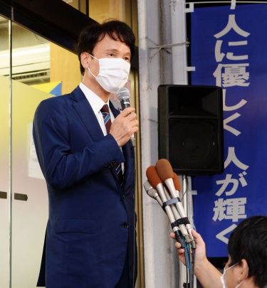 集まった支持者に敗戦の弁を述べる三反園訓さん＝７月１２日午後１１時１０分、鹿児島市大黒町