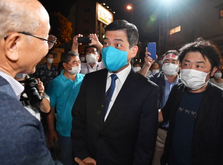 当選を確実にし、支持者らの祝福を受ける塩田康一さん＝７月１２日午後１０時５２分、鹿児島市荒田１丁目
