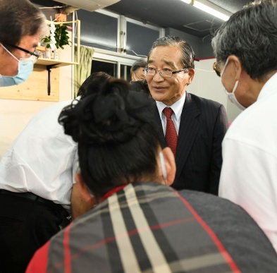 支持者らに感謝する伊藤祐一郎さん＝７月１２日午後９時１６分、鹿児島市荒田１丁目