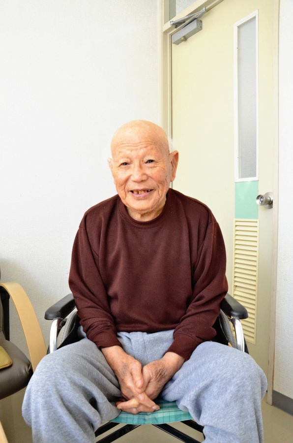 海軍での体験を語り、「二度と戦争はしないように」と諭す石田尾道義さん