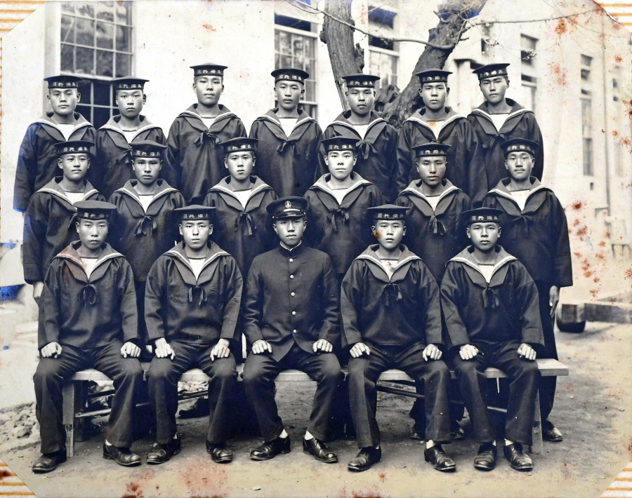 １９４０年、横須賀海軍航空隊で飛行機整備術練習生になった木之下茂道さん（２列目左から３人目）＝木之下さん提供
