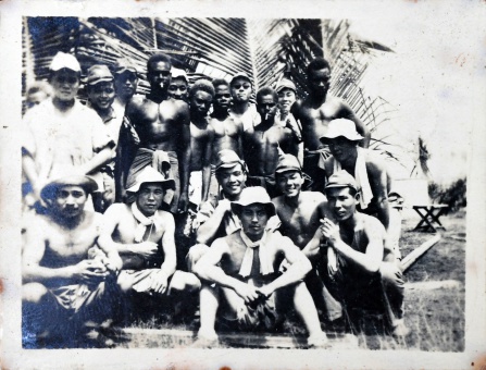 １９４２年、ラバウルの海軍飛行場に進出した航空母艦「瑞鶴」の整備科員（木之下茂道さん提供）