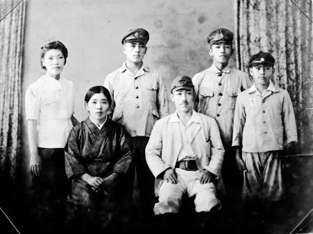 正本敏夫さん（右から２人目）が、台湾引き揚げ時に両親やきょうだいと撮影したとみられる写真（正本さん提供）