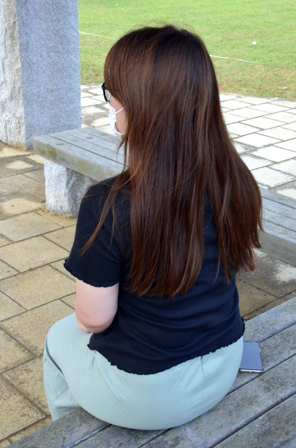 女性は「自分の経験が他の人の役に立つのなら」と取材を引き受けた＝与論町