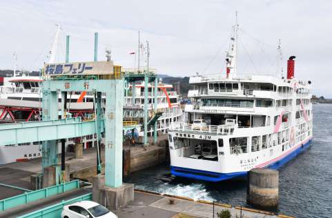船内でうどんを販売している桜島フェリー＝鹿児島市の鹿児島港フェリーターミナル