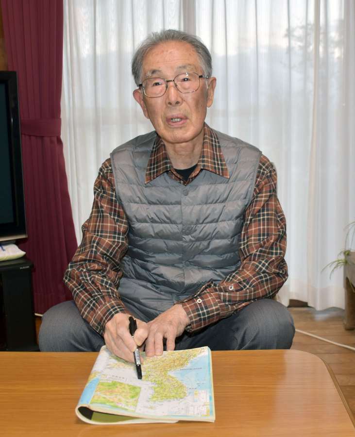地図を見ながら北朝鮮からの引き揚げを振り返る関公寛さん＝阿久根市赤瀬川