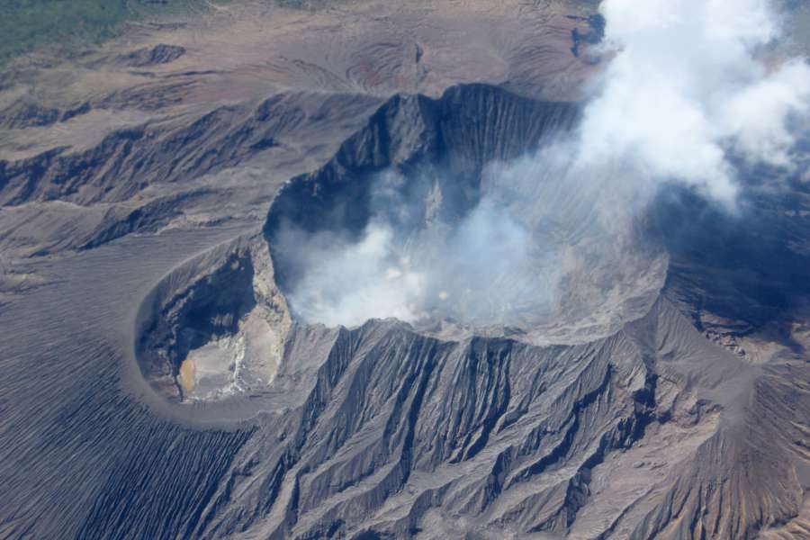 北東側上空から見た南岳山頂火口（右）と昭和火口（左）＝２０２０年９月２９日（第１０管区海上保安本部提供）