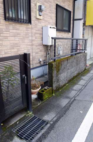 外壁が途切れた民家の一角に、最近まで小さな郵便ポストがあった＝鹿児島市田上１丁目