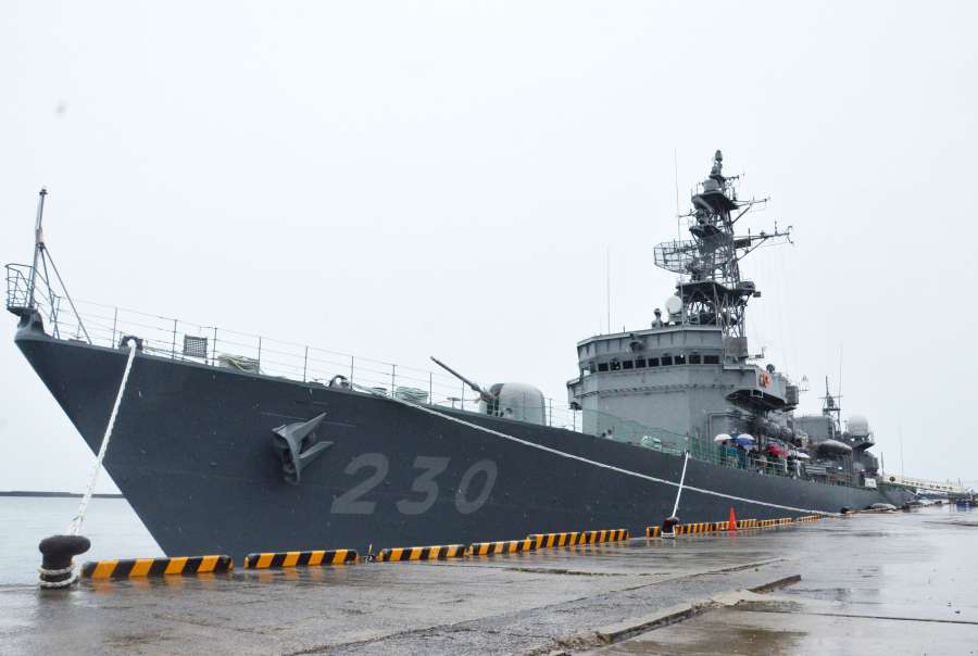 寄港した護衛艦じんつう＝２９日、薩摩川内市の川内港