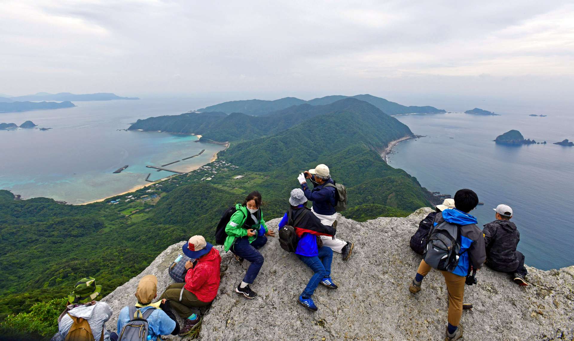 ミヨチョン岳頂上からの眺望。左奥に見えるのが加計呂麻島
